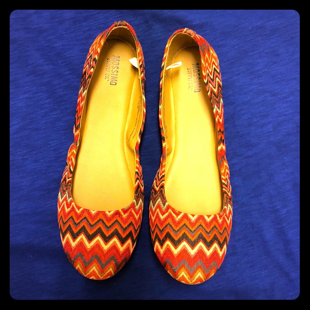 BNWOT Chevron striped flats